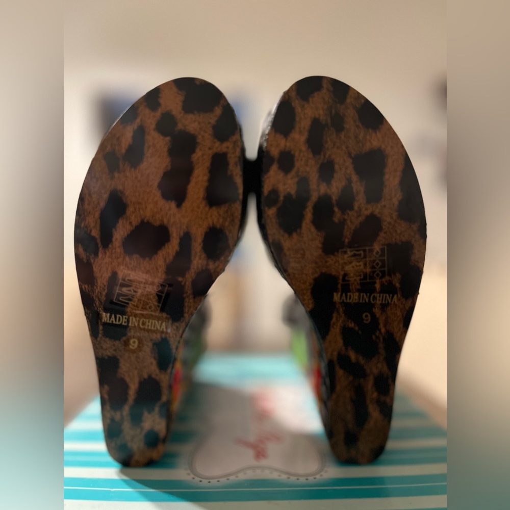 Keke Tiki Wedges by Bettie Page - Picture 4 of 7